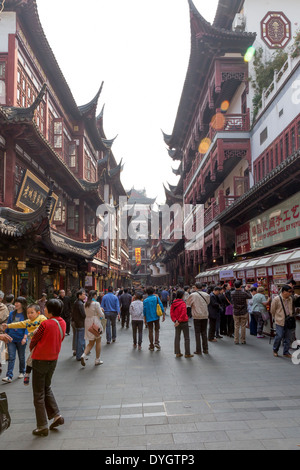 Straßenansicht der Yuyuan Garten Basar, Altstadt, Shanghai, China Stockfoto