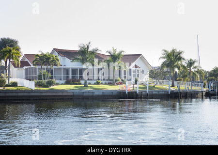 Luxus-Kanal vorne Wohnhaus mit Pool-Deck und privaten Dock,, Punta Gorda, FL, USA gezeigt Stockfoto