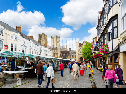 Marktstände auf dem Marktplatz mit der Kathedrale und den Bischofspalast hinter Wells, Somerset, England, UK Stockfoto
