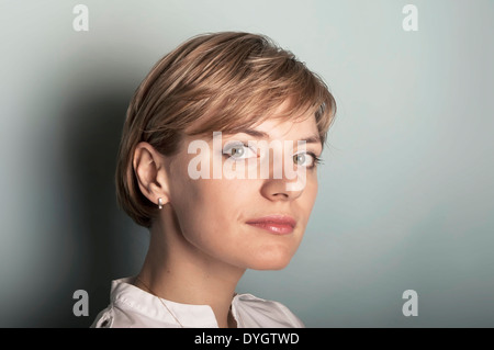 Junge Frau auf grau Stockfoto