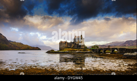 Morgendämmerung am Eilean Donan Castle, Schottland Stockfoto