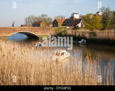 Röhricht von Brücke und Maltings Gebäuden, Fluss Alde, Snape, Suffolk, England Stockfoto