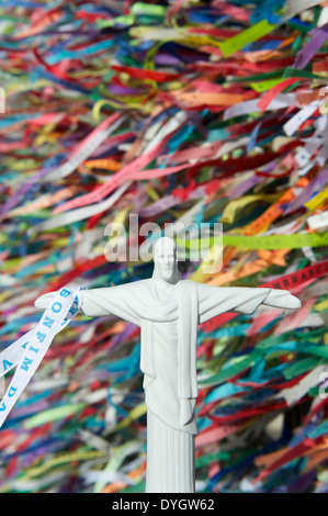 Christus der Erlöser religiöse Andenken vor Wand der bunten brasilianischen wünschen Bänder in Salvador Bahia Brasilien Stockfoto