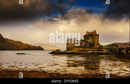 Morgendämmerung am Eilean Donan Castle, Schottland Stockfoto