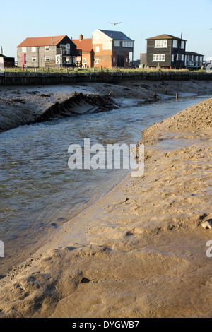 Ferry Road Walberswick betrachtet über Dunwich Fluss in Richtung Fluss Blyth aus. Stockfoto