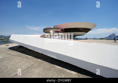 RIO DE JANEIRO, Brasilien - 4. Februar 2014: Die modernistische Niteroi Contemporary Art Museum (MAC) von Oscar Niemeyer verfügt über eine Rampe Stockfoto