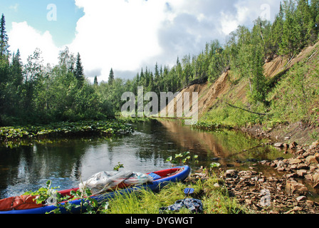 Ruhigen Wald Fluss. Jungfrau Komi Wälder, Taiga in Ridge Chernyshov. Stockfoto