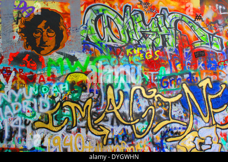 Bunte Graffiti an der berühmten John Lennon Wand in Prag, Tschechische Republik, Europa Stockfoto