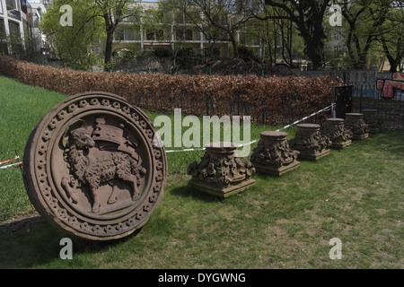 Lamb Of God-Panel und fünf Pfeiler oberen Turmspitze Reliquien stehen grünen Rasen, Versöhnungskirche, Berliner Mauer, Bernauer Straße Stockfoto