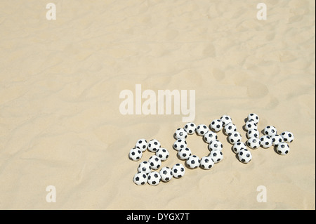 Fußball 2014 gemacht mit Fußball Fußbälle am Strand in Rio De Janeiro Brasilien Stockfoto