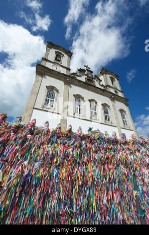 Wand der Wunsch Bänder wehen im Wind an der berühmten Igreja Nosso Senhor Do Bonfim da Bahia Kirche in Salvador Bahia Brasilien Stockfoto