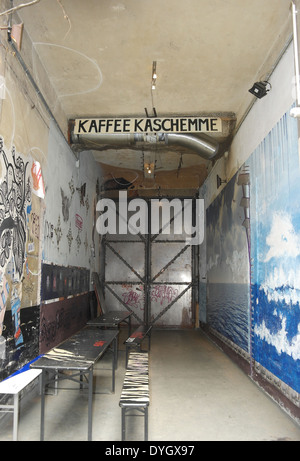 Hofeinfahrt, Kaffee Kaschemme, Metall Tische, Stühle, verschlossenen Türen, Haus Schwarzenberg, Rosenthaler Straße 39, Berlin Stockfoto