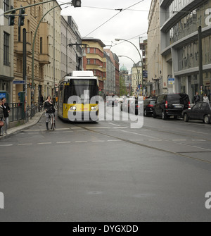 Grauen Himmel Porträt, Berliner Dom, Straßenbahn, Dame Radfahrer warten Kreuzung Rosenthaler Straße am Weinmeisterstraße, Berlin Stockfoto