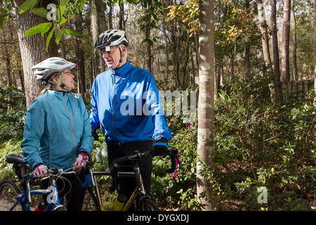 Älteres paar Radfahren zusammen, USA Stockfoto