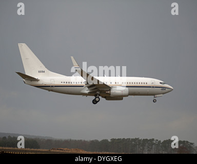 Boeing C-40A Clipper N ° 16-6695 US NAVY Ansatz zur RAF Lossiemouth Schottland. SCO 9046 Stockfoto