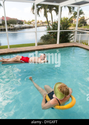 Reifer Mann und Frau im Pool, Punta Gorda, FL Stockfoto