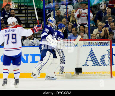 Tampa, Florida, USA. 16. April 2014. DIRK SHADD | Zeiten. Tampa Bay Lightning Torwart Anders Lindback (39) schaut zu, wie die Montréal Canadiens Verteidiger Andrei Markov (79) feiert die Canadiens-Ziel, das Spiel 1: 1 im ersten Zeitraum Aktion in der ersten Runde der Stanley Cup Playoffs in der Tampa Bay Times Forum in Tampa Mittwochabend zu binden (16.04.14) © Dirk Shadd/Tampa Bay Times/ZUMAPRESS.com/Alamy Live News Stockfoto