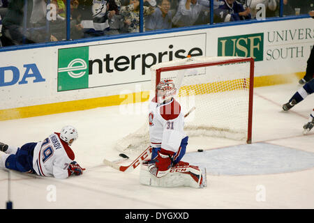 Tampa, Florida, USA. 16. April 2014. DOUGLAS R. CLIFFORD. Montreal Canadiens Goalie Carey Price (31), Center und Montréal Canadiens Verteidiger Andrei Markov (79), links, werden geschlagen von Tampa Bay Lightning Center Steven Stamkos (91) während der dritten Periode am Mittwoch (16.04.14) Spiel zwischen den Tampa Bay Lightning gegen die Montréal Canadiens in der ersten Runde der Stanley Cup Playoffs in der Tampa Bay Times Forum in Tampa. Das Ziel des Spiels bei 4-4 gebunden. © Douglas R. Clifford/Tampa Bucht Times/ZUMAPRESS.com/Alamy Live-Nachrichten Stockfoto