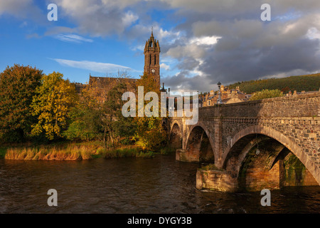 Der Fluss Tweed in Peebles, zeigt die Tweed-Brücke und die alte Pfarrkirche, Scottish Borders Stockfoto