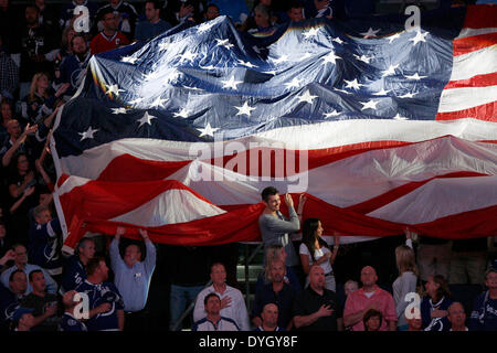 Tampa, Florida, USA. 16. April 2014. DOUGLAS R. CLIFFORD. Die amerikanische Flagge wird durch die Menge während vor dem Start am Mittwoch Spiel zwischen den Tampa Bay Lightning und den Montréal Canadiens in der ersten Runde der Stanley Cup Playoffs in der Tampa Bay Times Forum in Tampa übergeben. © Douglas R. Clifford/Tampa Bucht Times/ZUMAPRESS.com/Alamy Live-Nachrichten Stockfoto