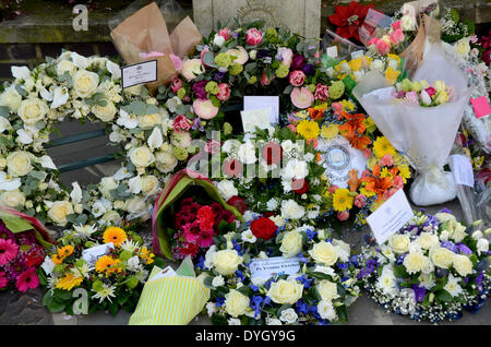 St James Square, London, 17. April 2014, WPC Yvonne Fletcher Mutter Queenie von Familie unterstützt besuchen eine Trauerfeier 30 Jahre nach ihrer Ermordung vor der libyschen Botschaft. Bildnachweis: JOHNNY ARMSTEAD/Alamy Live-Nachrichten Stockfoto