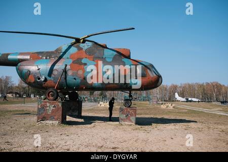 31. März 2014 wurde - Kiew, Ukraine - die militärischen Show in der Basis des Novi Petrivsi in der Nähe von Kiew organisiert, um den Fortschritt des Trainings der ukrainischen Nationalgarde für Präsidenten Turchinov am 31. März zu bewerten. Nationalgarde der Ukraine (NSU) wird der Reserve Bestandteil der Streitkräfte der Ukraine in die Zuständigkeit des Ministeriums für innere Angelegenheiten. Es war am 13. März 2014 inmitten wachsender Spannungen in der Ukraine, verursacht durch die militärische Intervention in der Krim durch Russland wiederhergestellt. Viele Demonstranten und Selbstverteidigungsgruppen von Euromajdan angemeldet und begann die Ausbildung zu par Stockfoto