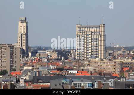 Der KBC-Turm (links) und dem Polizeipräsidium (rechts) in Antwerpen, Belgien Stockfoto