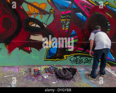 Paris, Frankreich, Junge französische Graffitti Künstler Malmauer, lebendige moderne Street Art, städtische Jugendliche Stockfoto
