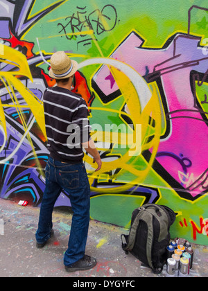 Paris, Frankreich, junger französischer Graffitti-Künstler Malerei Wall, hell, abstrakt, lebendige moderne Street Art, Menschen, urbane Jugendliche, modernistische Grafik Stockfoto