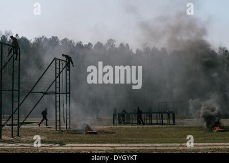 31. März 2014 wurde - Kiew, Ukraine - die militärischen Show in der Basis des Novi Petrivsi in der Nähe von Kiew organisiert, um den Fortschritt des Trainings der ukrainischen Nationalgarde für Präsidenten Turchinov am 31. März zu bewerten. Nationalgarde der Ukraine (NSU) Â ist die Reserve-Komponente der Streitkräfte der Ukraine in die Zuständigkeit des Ministeriums für innere Angelegenheiten. Es war am 13. März 2014 inmitten wachsender Spannungen in der Ukraine, verursacht durch die militärische Intervention in der Krim durch Russland wiederhergestellt. Viele Demonstranten und Selbstverteidigungsgruppen von Euromajdan angemeldet und begann die Ausbildung zu pa Stockfoto