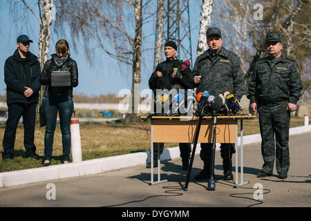 31. März 2014 wurde - Kiew, Ukraine - die militärischen Show in der Basis des Novi Petrivsi in der Nähe von Kiew organisiert, um den Fortschritt des Trainings der ukrainischen Nationalgarde für Präsident Oleksandr Turchynov am 31. März zu bewerten. Nationalgarde der Ukraine NSU ist die Reserve-Komponente der Streitkräfte der Ukraine in die Zuständigkeit des Ministeriums für innere Angelegenheiten. Es war am 13. März 2014 inmitten wachsender Spannungen in der Ukraine, verursacht durch die militärische Intervention in der Krim durch Russland wiederhergestellt. Viele Demonstranten und Selbstverteidigungsgruppen von Euromajdan angemeldet und begann die Ausbildung t Stockfoto