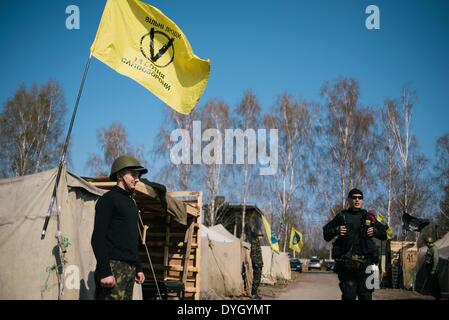 31. März 2014 - Kiew, Ukraine - Zelte aus ehemaligen Mitgliedern des Selbstverteidigungsgruppen von Euromajdan jetzt Ausbildung für die Nationalgarde der Ukraine. Die militärischen Show wurde in der Basis des Novi Petrivsi in der Nähe von Kiew organisiert, um den Fortschritt des Trainings der ukrainischen Nationalgarde für Präsidenten Turchinov am 31. März zu bewerten. Nationalgarde der Ukraine NSU ist die Reserve-Komponente der Streitkräfte der Ukraine in die Zuständigkeit des Ministeriums für innere Angelegenheiten. Es war am 13. März 2014 inmitten wachsender Spannungen in der Ukraine verursacht durch das militärische Eingreifen in Krim durch wiederhergestellt. Stockfoto