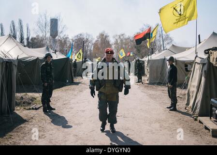 31. März 2014 - Kiew, Ukraine - Zelte aus ehemaligen Mitgliedern des Selbstverteidigungsgruppen von Euromajdan jetzt Ausbildung für die Nationalgarde der Ukraine. Die militärischen Show wurde in der Basis des Novi Petrivsi in der Nähe von Kiew organisiert, um den Fortschritt des Trainings der ukrainischen Nationalgarde für Präsidenten Turchinov am 31. März zu bewerten. Nationalgarde der Ukraine NSU ist die Reserve-Komponente der Streitkräfte der Ukraine in die Zuständigkeit des Ministeriums für innere Angelegenheiten. Es war am 13. März 2014 inmitten wachsender Spannungen in der Ukraine verursacht durch das militärische Eingreifen in Krim durch wiederhergestellt. Stockfoto