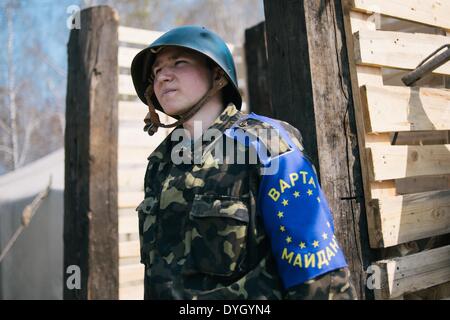 31. März 2014 - Kiew, Ukraine - Zelte aus ehemaligen Mitgliedern des Selbstverteidigungsgruppen von Euromajdan jetzt Ausbildung für die Nationalgarde der Ukraine. Die militärischen Show wurde in der Basis des Novi Petrivsi in der Nähe von Kiew organisiert, um den Fortschritt des Trainings der ukrainischen Nationalgarde für Präsidenten Turchinov am 31. März zu bewerten. Nationalgarde der Ukraine NSU ist die Reserve-Komponente der Streitkräfte der Ukraine in die Zuständigkeit des Ministeriums für innere Angelegenheiten. Es war am 13. März 2014 inmitten wachsender Spannungen in der Ukraine verursacht durch das militärische Eingreifen in Krim durch wiederhergestellt. Stockfoto