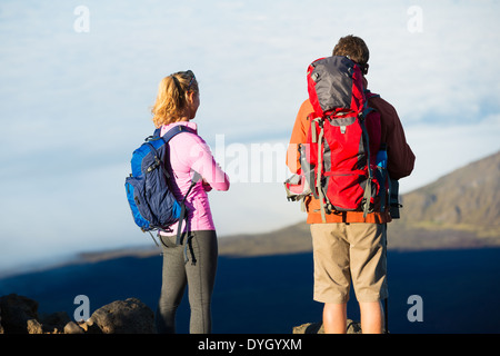 Zwei Wanderer, entspannen, genießen Sie die erstaunliche Blick vom Gipfel Berges. Blick auf den Vulkankrater. Stockfoto