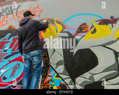 Paris, Frankreich, junger französischer Graffiti-Künstler Spray Painting Wall, Moderne abstrakte Street Art, Avantgarde Paris, urbane Jugendliche Jungen [DT] [Teenager] Street Artists Stockfoto