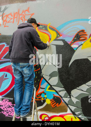 Paris, Frankreich, junge Französisch Graffiti Künstler Malerei Wand Stockfoto