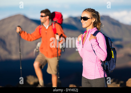 Zwei Wanderer, entspannen, genießen Sie die erstaunliche Blick vom Gipfel Berges. Blick auf den Vulkankrater. Stockfoto