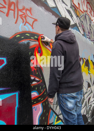 Paris, Frankreich, Junge französische Graffitti Künstler Spray Painting Wall, Street Art, städtische Jugendliche Stockfoto
