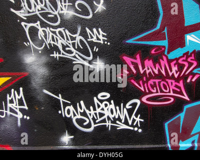 Paris, Frankreich, junge Französisch Graffiti Künstler Malerei Wand Stockfoto