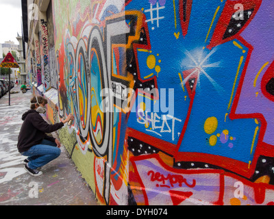 Paris, Frankreich, Junger Französischer Teenager, Graffiti-Künstler, Modern, helle abstrakte Sprühmalerei Wand auf Street Art, Menschen, Malerei Amateur, urbane Jugendliche, Straßenkünstler Stockfoto