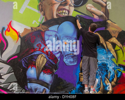 Paris, Frankreich, Junge Französisch Graffitti Künstler Malerei Wand, Street Art, lebendige moderne Kunst, Malerei Amateur, Stadtkunst paris Stockfoto