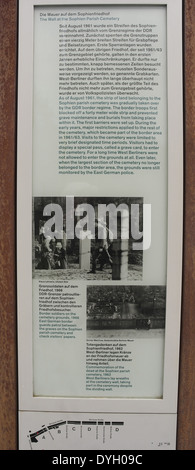 Metall Info-Tafel mit dem Titel "Wall am Sophien-Friedhof", mit Fotografien von Friedhof Garten, Berliner Mauer, Bernauer Straße Stockfoto