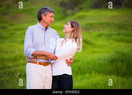 Reife Mittelalter paar in Liebe umarmt und umarmt Stockfoto