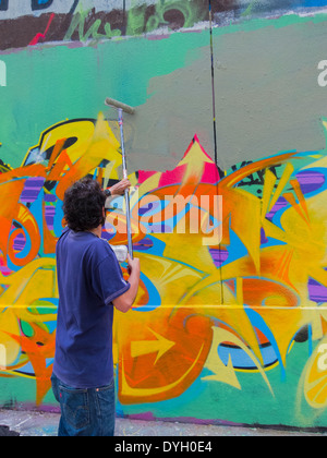 Paris, Frankreich, Junge französische Graffitti Künstler Spray Painting Wall, Street Art, städtische Jugendliche Stockfoto