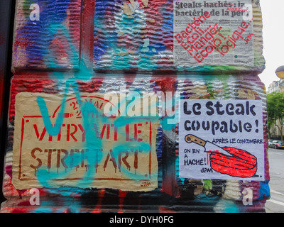 Paris, Frankreich, französischer Graffitti-Künstler Malerei Wand, Plakate Anti-Meat Street Art bunt Stockfoto