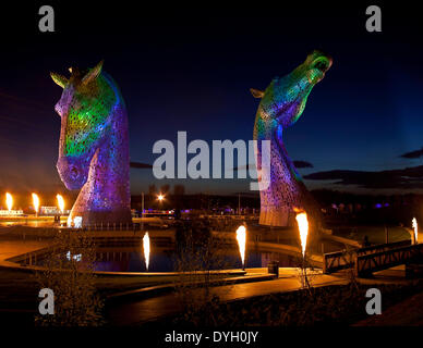 Helix-Projekt, Falkirk, Schottland, Großbritannien. 17. Apr.2014. Andy Scott giant equine Kunstwerke "The Kelpies" standen im Mittelpunkt des "Zu Hause". Angekündigt als eine beleuchtete spektakulär, startete auch die John Muir Festival 2014. Die Kelpies sind 30 Meter hohen Pferdkopf Skulpturen, stehen neben einer neuen Erweiterung zu den Forth und Clyde Canal in The Helix, ein neues Parkland-Projekt gebaut, um 16 Gemeinden im Bereich Falkirk Rat, Schottland zu verbinden Stockfoto