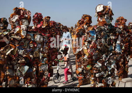 Jerusalem, Israel. 17. April 2014. Besucher betrachten "Trash People"-Ausstellung des deutschen Künstlers HA Schult im Ariel Sharon Park in der Nähe von Tel Aviv, Israel, am 17. April 2014. Schult den "Trash People" Ausstellung mit Hunderten von menschlichem Antlitz Figuren mit 20 Tonnen recycelte Materialien, Eisen, Glas, Computerteile, Dosen und vieles mehr, ist seit 18 Jahren den Globus unterwegs. © Gil Cohen Magen/Xinhua/Alamy Live-Nachrichten Stockfoto