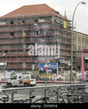 Fahrräder gesichert am Straßenrand in Richtung ältere paar Falten der Stadt Wandbild, Ecke Postbahnhof, Strasse der Pariser Kommune, Berlin Stockfoto