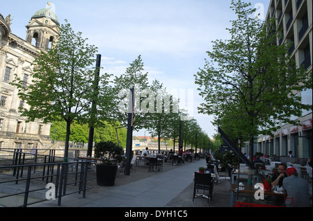 Blauer Himmel Sonne Schatten Blick, Blick nach Norden, Leute sitzen freien Tische DDR Restaurant essen Frühstück, Spree-Promenade, Berlin Stockfoto